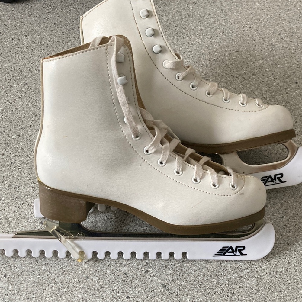 Glacier 120 white leather Women’s size 6 ice skates with blade covers.